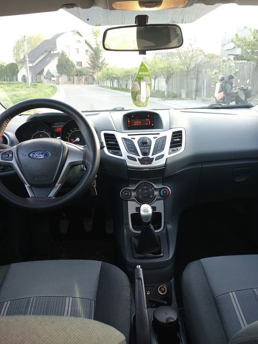 Vând Ford fiesta