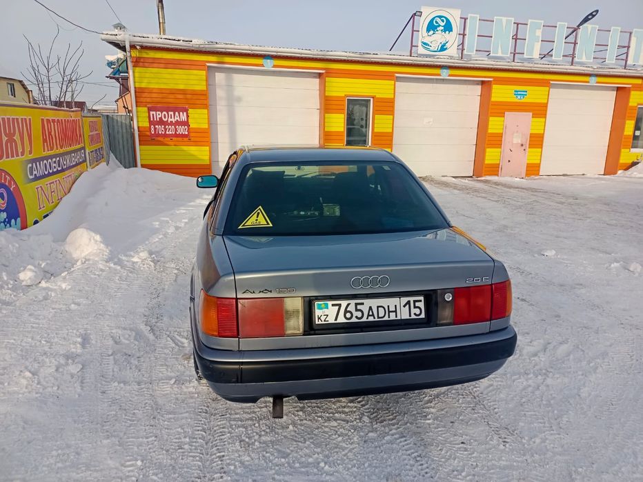 Автомобиль ауди серый