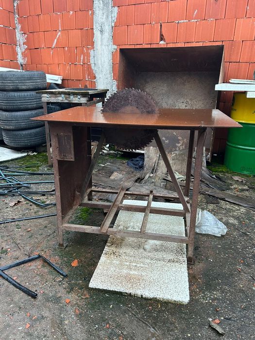 Vând masă de tăiat cu circular