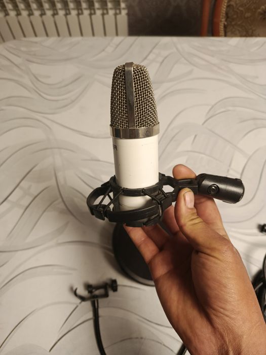 Студийный конденсаторный микрофон