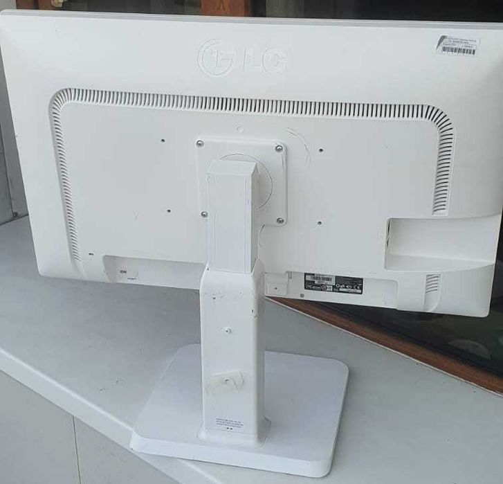 Монитор LG 27MB65PY треснут экран