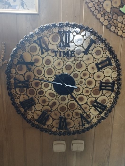 Продам фигуры оленей,часы