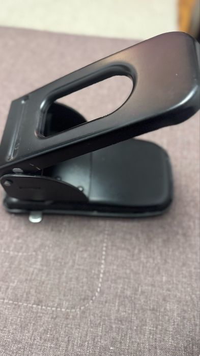 Дырокол Attache.