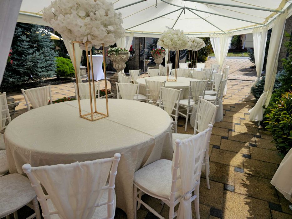 Aranjamente florale cort de inchiriat Inchiriez cort mese scaune flori