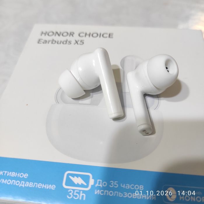 Продаю только наушники остались зарядная станция утерена  Honor Choice