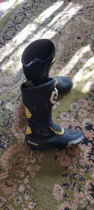 Vând echipament moto în stare bună