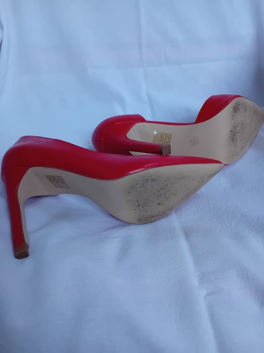 Vând pantofi stiletto rosii