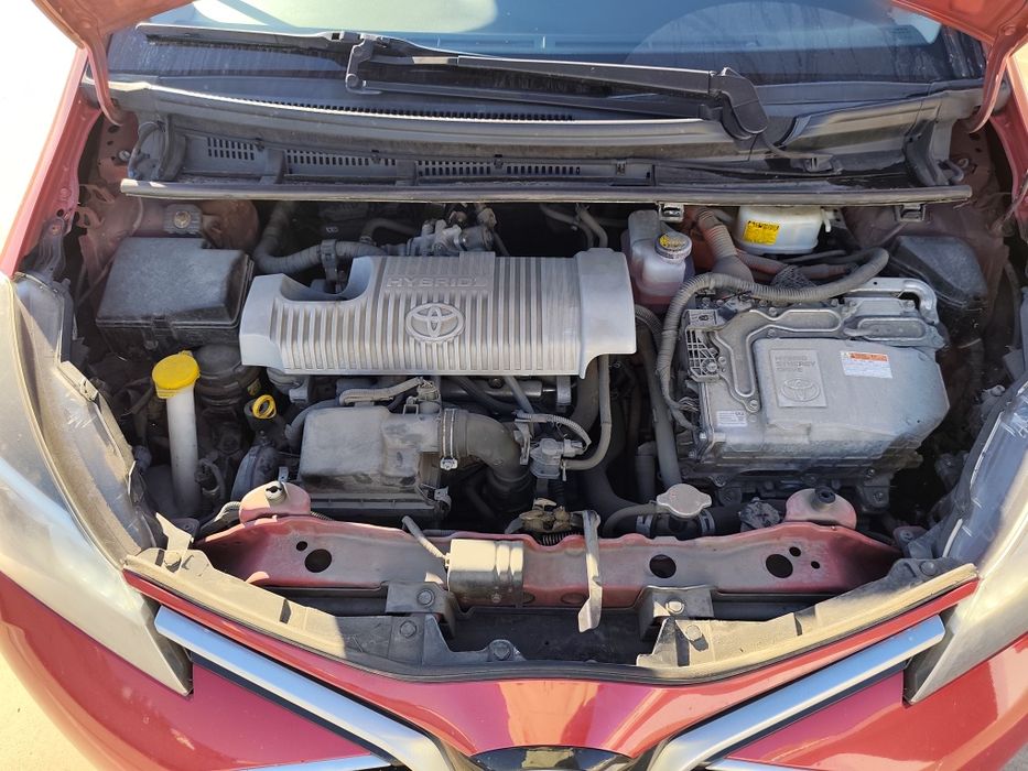 Vand Toyota Yaris Hybrid 1.5 (2015) doar 130.000km
