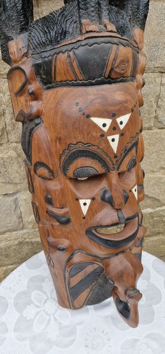 Тежка и масивна дървена маска дялана изцяло от едно цяло дърво