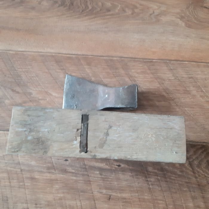 Продам рубанок и топор за 2000 тенге