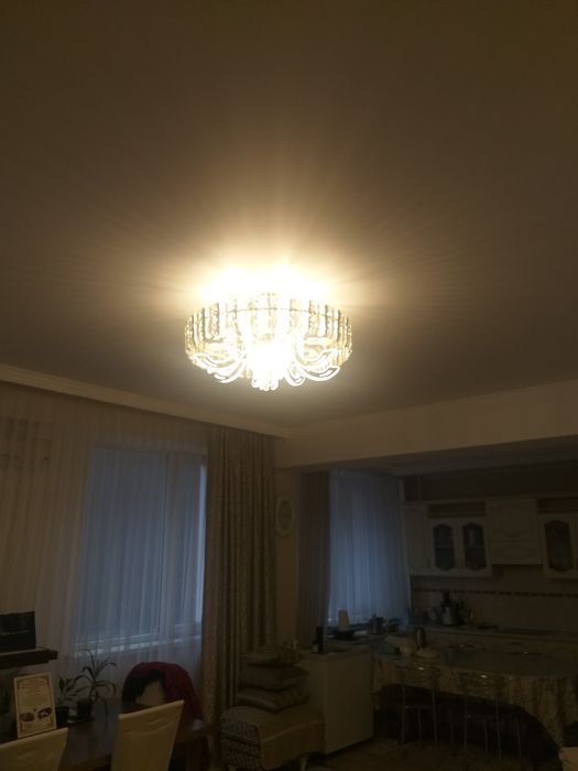 Продам  люстру    8 - ми   рожковую