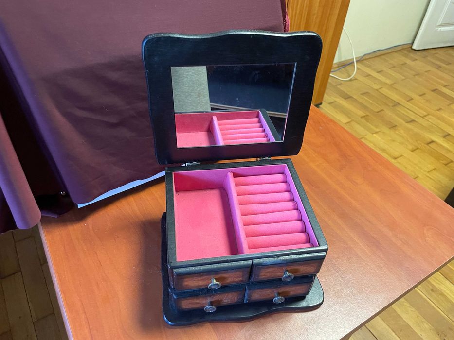 Vand caseta pentru bijuterii din lemn, cu sertare, noua, 30 lei