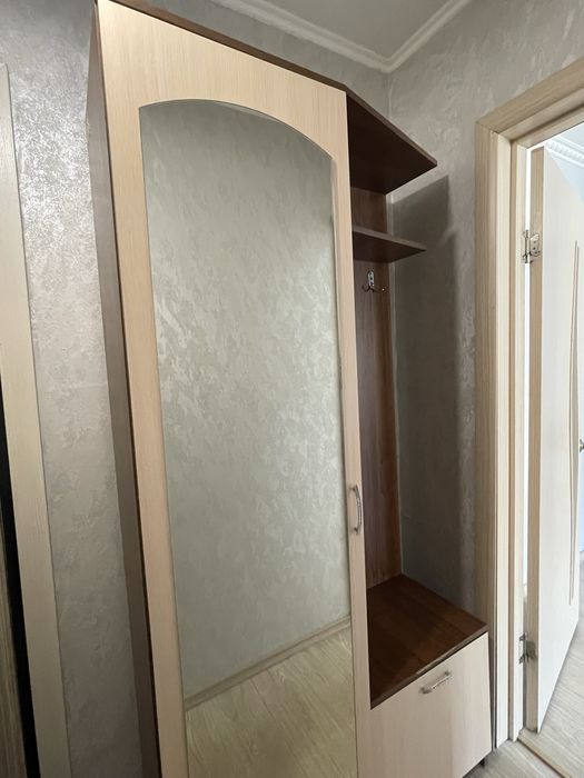 Продам шкаф для прихоже с зеркалом