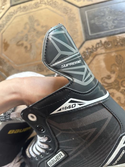 хоккейные коньки Bauer.