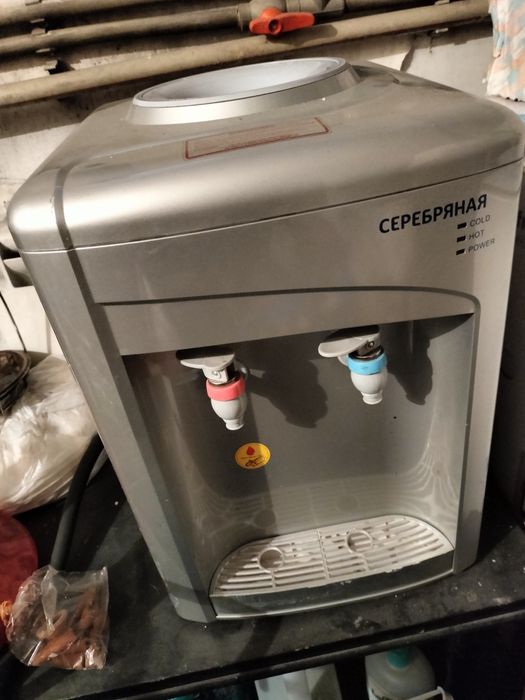 Диспенсер для воды, имеется 2 тары