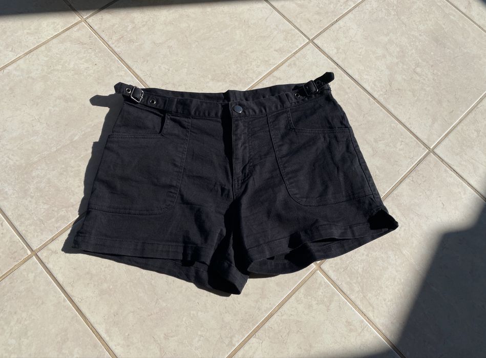 Pantaloni scurți, mărimea S. Noi