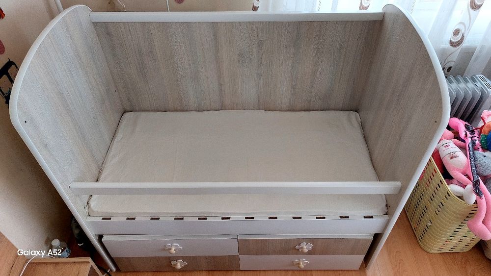 Бебешко легло с люлеещ механизъм