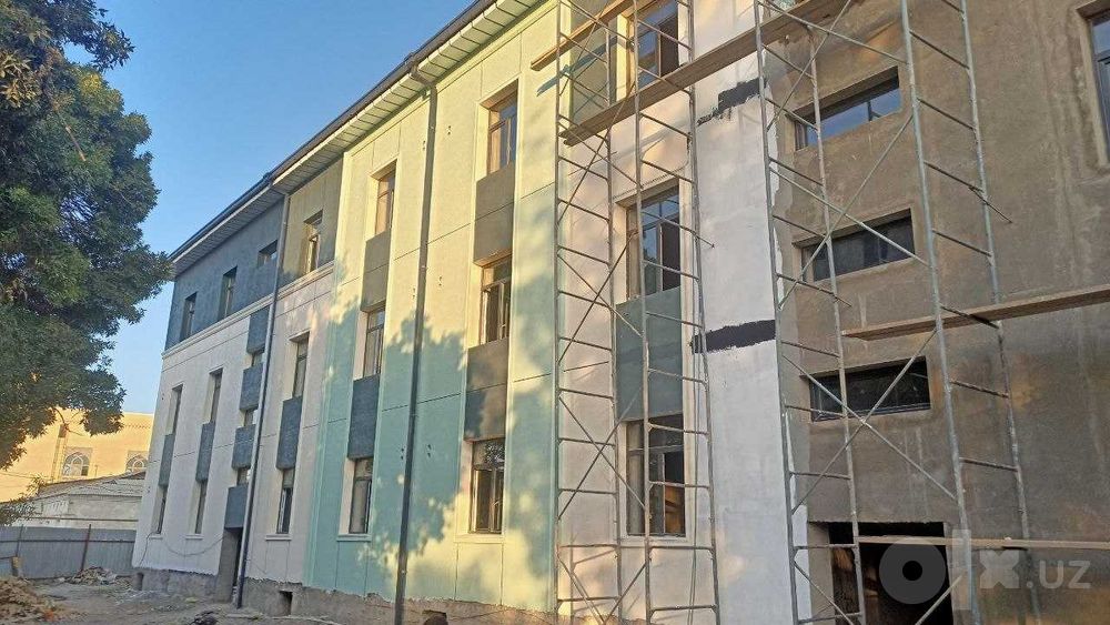 Продаются квартиры и магазины в центре Кагана вдоль дороги.