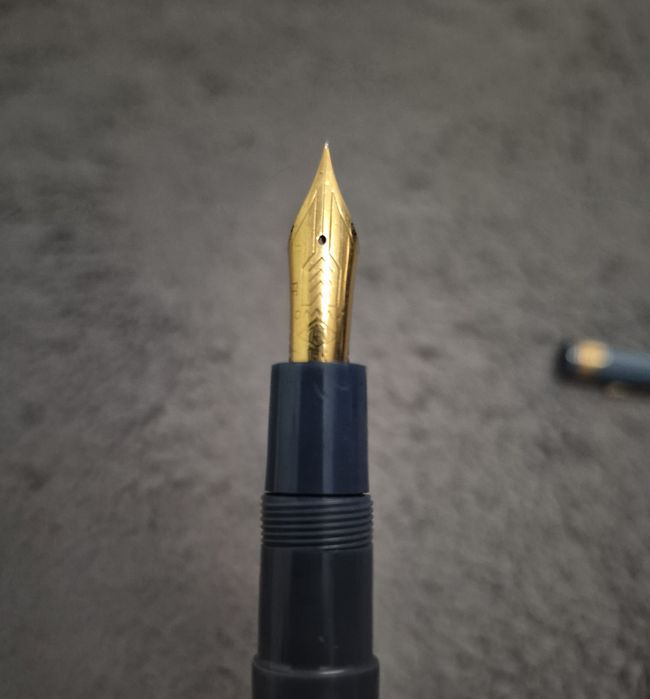 Stilou OMAS Extra original, peniță aur 18K, stare foarte bună, scriere fină, model italian premium pentru colecție sau utilizare.