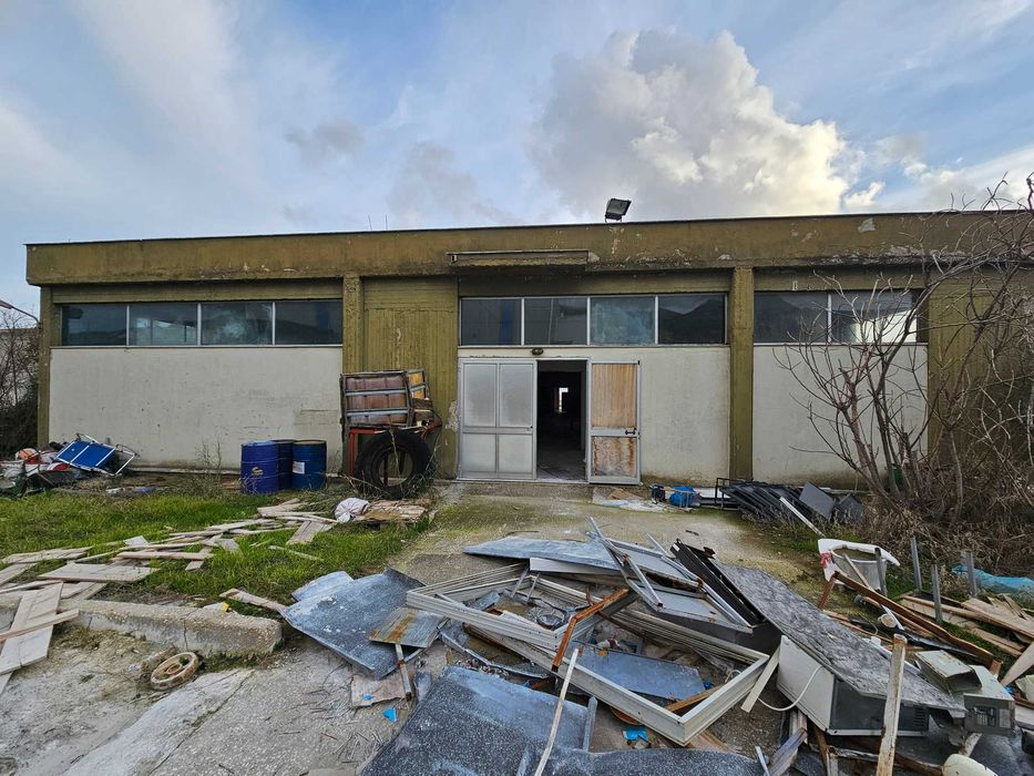 Продава се промишлен обект от 935 кв.м. в VI.PE. Кавала (код 4693)