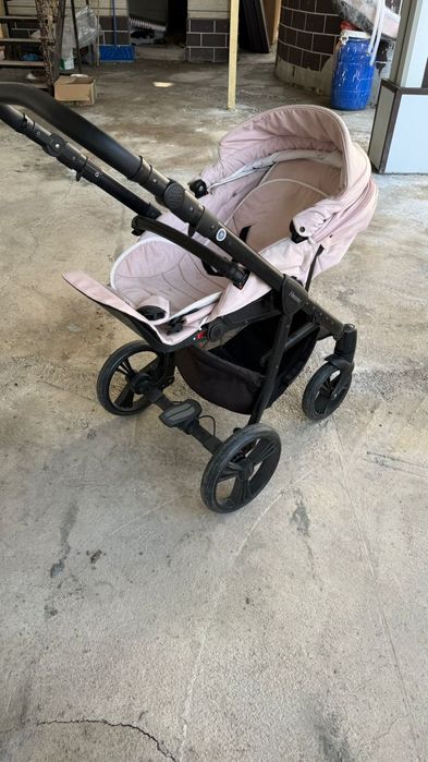 Продам коляску для девочек