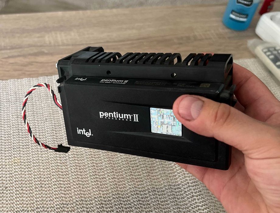 Procesor Intel Pentium II 266 MHz – Slot 1 – cu cooler original