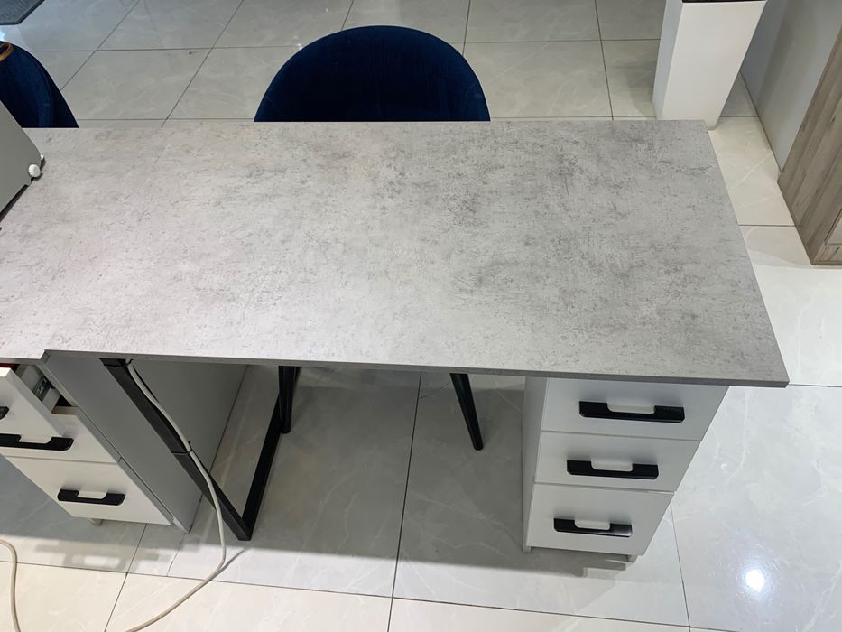 Диваны, стулья , столы, раковина, люстры.