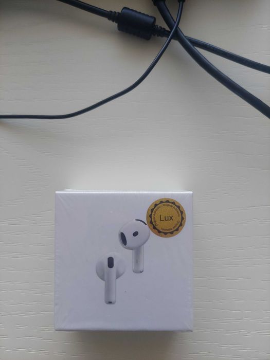 Продам наушники Airpods 4