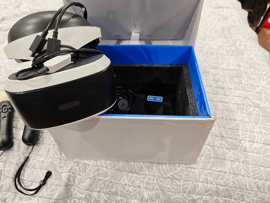 Vr очила и 2 бр контролери за PS4