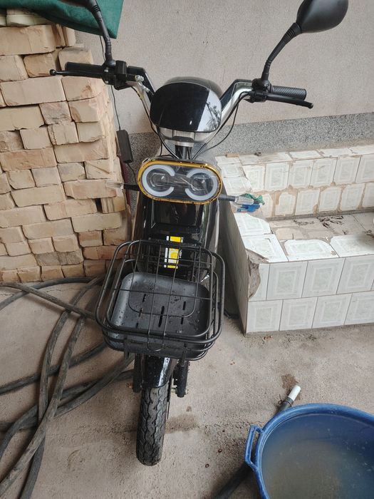 Sukuter elektr. 5 oy bo'ldi. Zaryadi 50 km ga. Tezlik 60 da yuradi