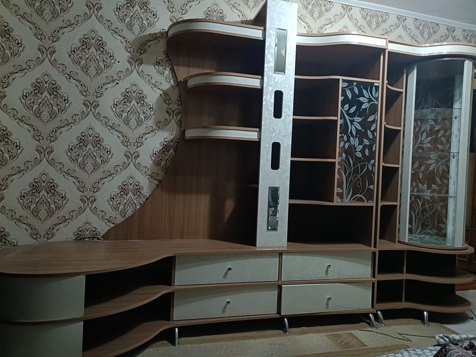 Стенка б/у можно в зал спальню