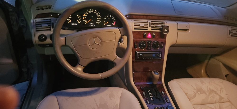 Mercedes e200 elegance primul proprietar, km 118k originali. oferta 3500 euro cash.masina este inmatriculata in romania in acest moment