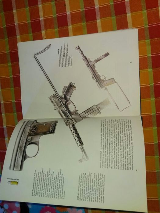 Продавам антикварна книга на Анлийски език