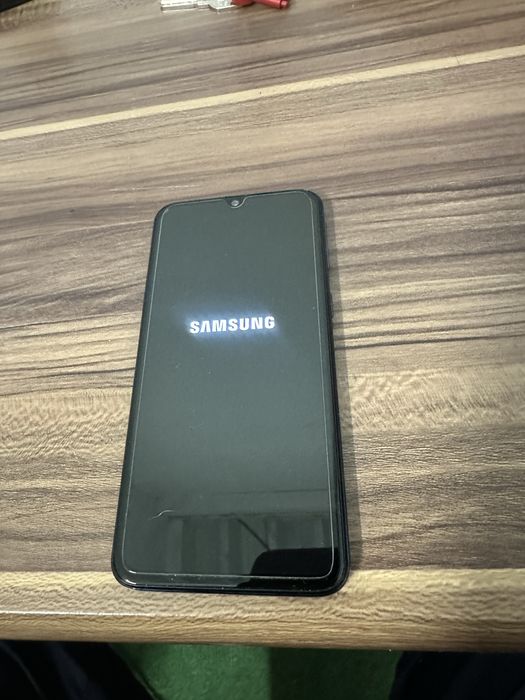 Samsung a40 arata foarte bine