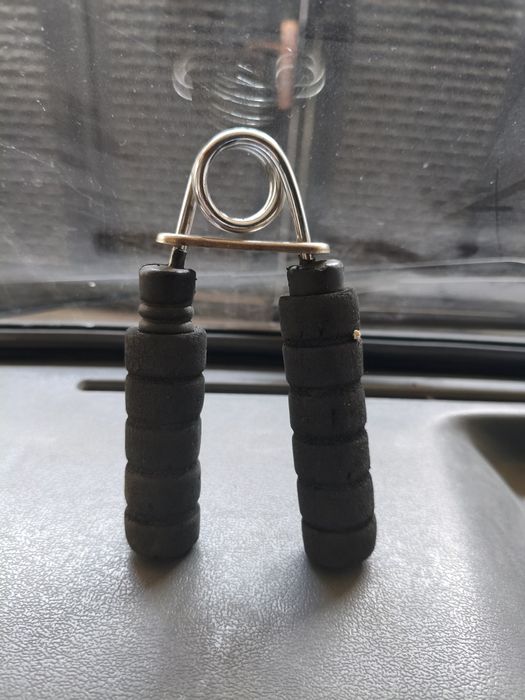 Чёрного цвета эспандер для рук