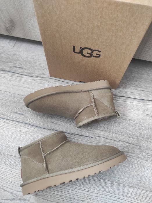Vând UGG marimea 38