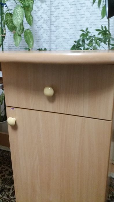 Дървено бюро за компютър