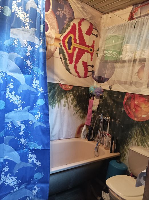 Продается Дом в общем дворе,в центре города