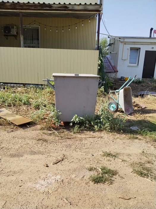 Продаём мусорные баки.