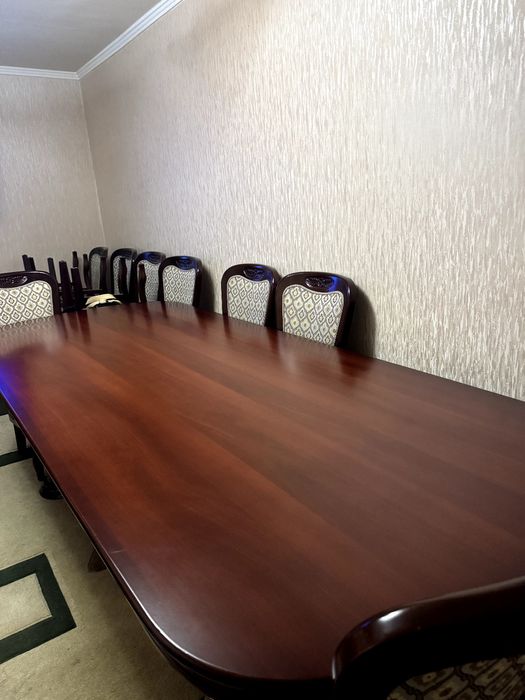 Стол и стулья на 12 человек