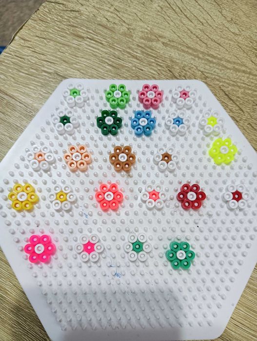 Vaza de sticla decorata manual cu margele Hama