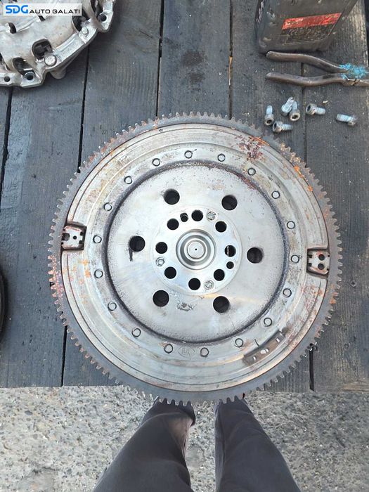 Volanta Masa Dubla cu Disc Ambreiaj BMW Seria 3 E90 E91 E92 E93 2.0 Diesel N47D20A N47D20C 2007 - 2013 Cod 21217567830, 7567830, 21217577479, 7577479 [MX1517]