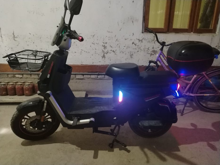 Skuter qora avtomat karobka