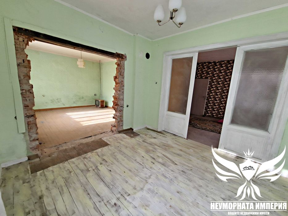 Продавам тристаен 128кв. 1ет. с гараж в гр.Асеновград, широк център