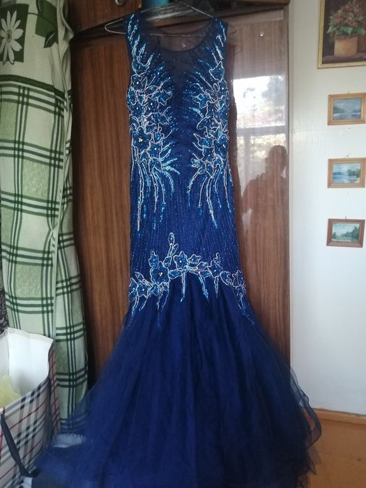 Платье вечернее расшитое бисером очень дорогое с небольшим шлейфом