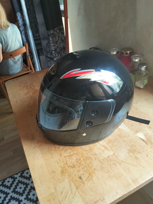 Vând casca moto buna pentru livrări că și nouă 2 utilizări mărime L