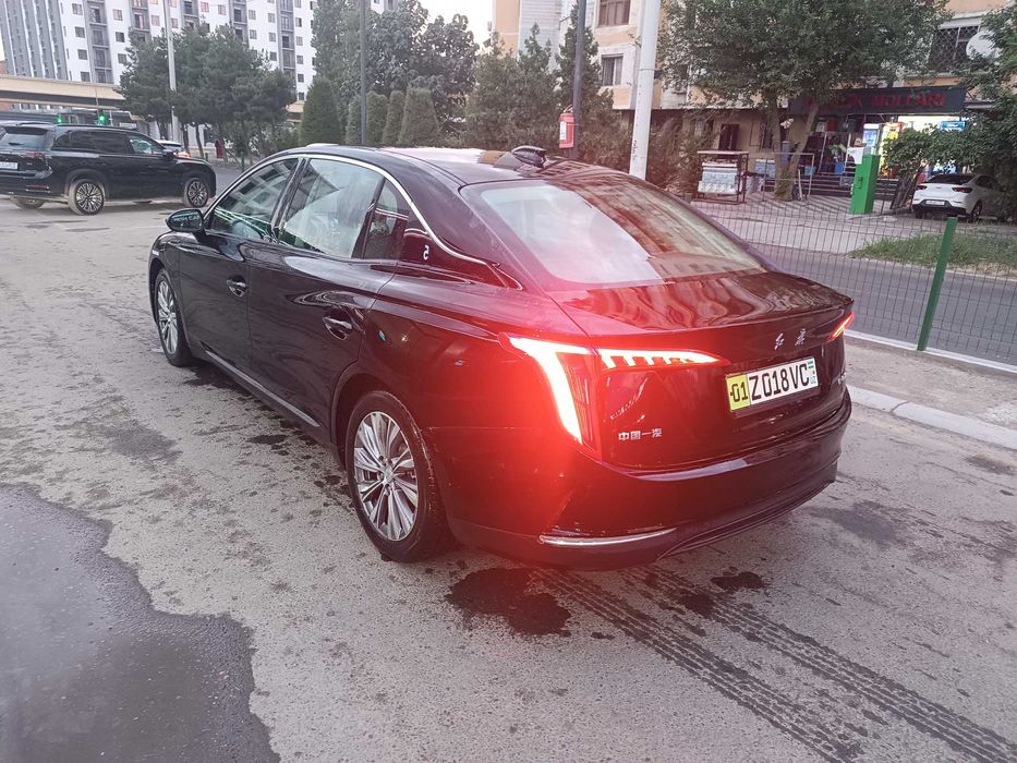 Продам свою машину HONGQI EQM5