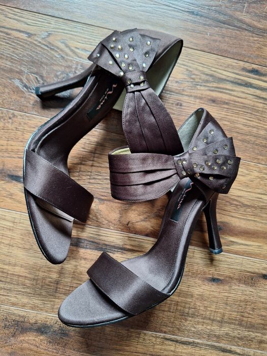 Sandale maro cu funde si strasuri Nina USA