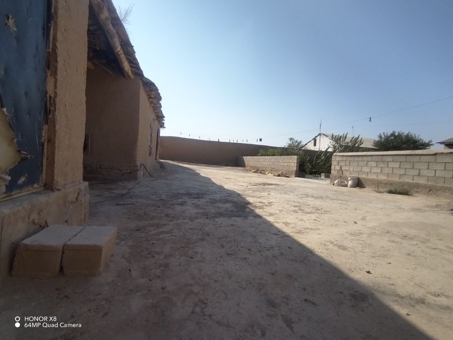 Uy sotiladi narxini kelishamiz