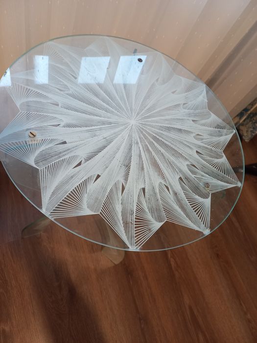 Masuta sticla cu 3 picioare de sustinere. Stare perfecta. Demontabila